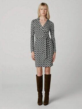Diane Von Furstenburg wrap dress - 100% silk - Size 4